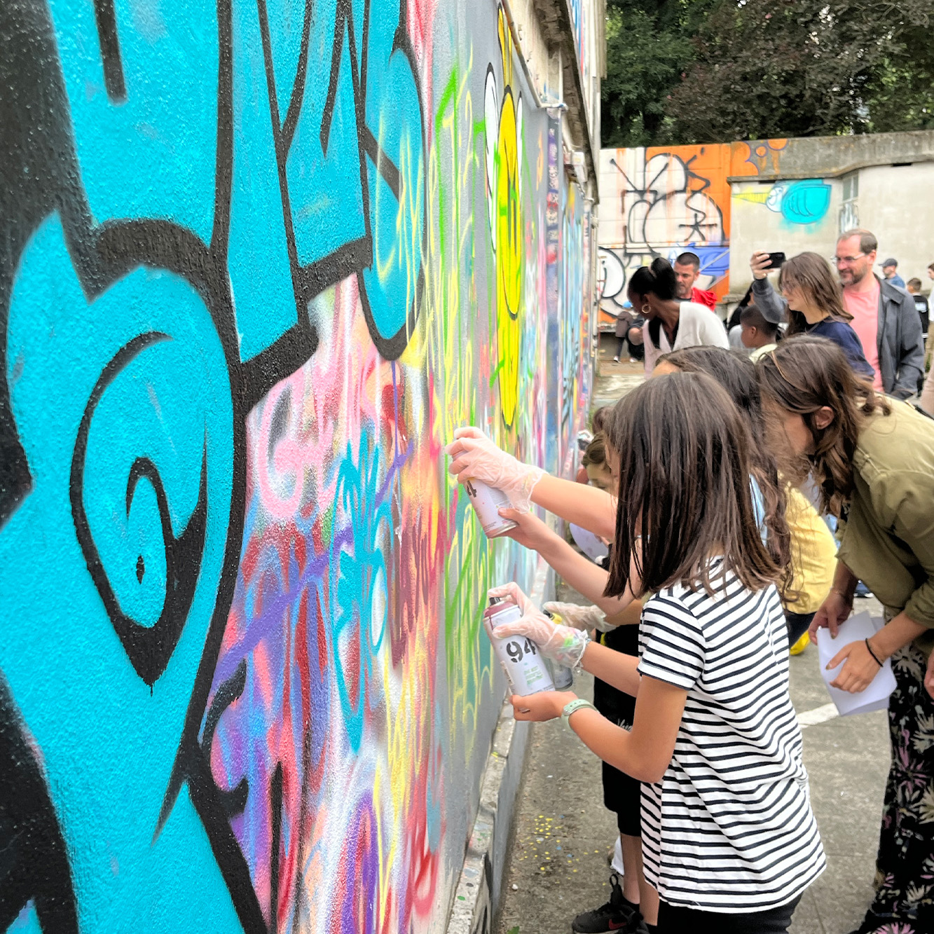 ATELIER graffiti des enfant sont en train de graffer sur les murs