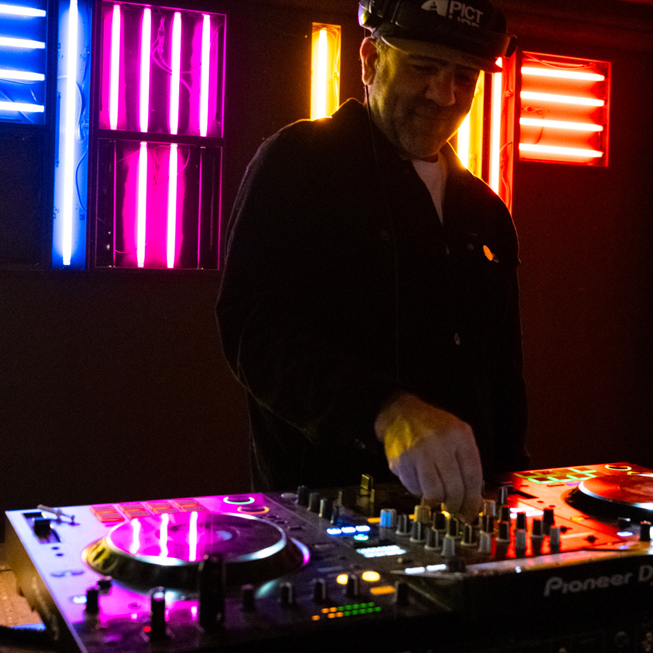 DJ-SET Un Dj en train de mixer
