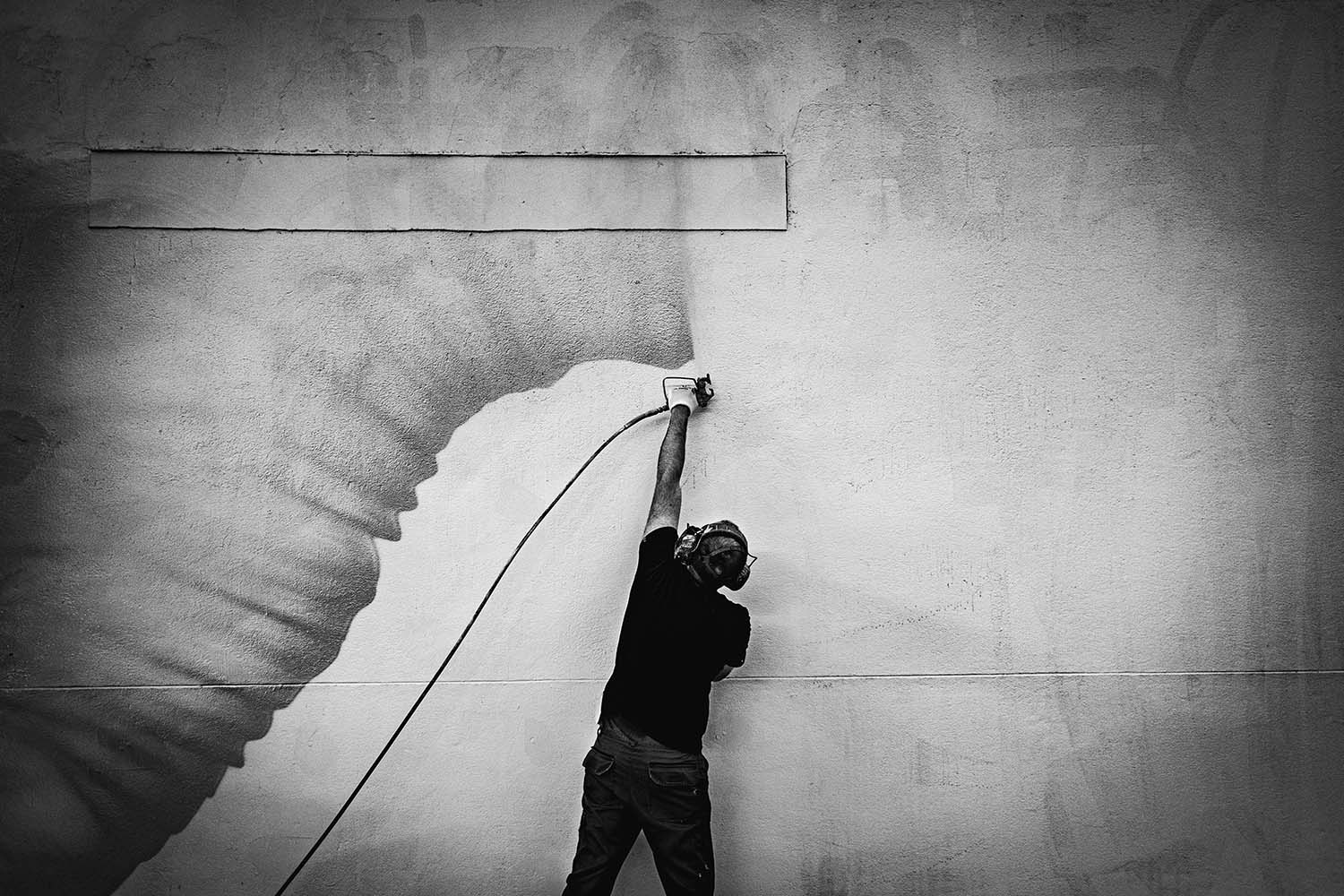 yann-l-outsider l'artiste yann l'outsider en train de peindre