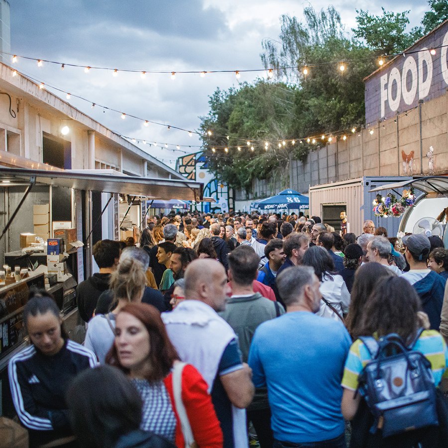Vernissage Layup Saison 6, foodtrucks et public dans la cour