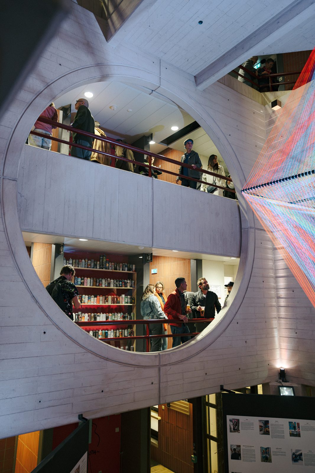 Visiteurs sur les coursives de l'atrium de Layup