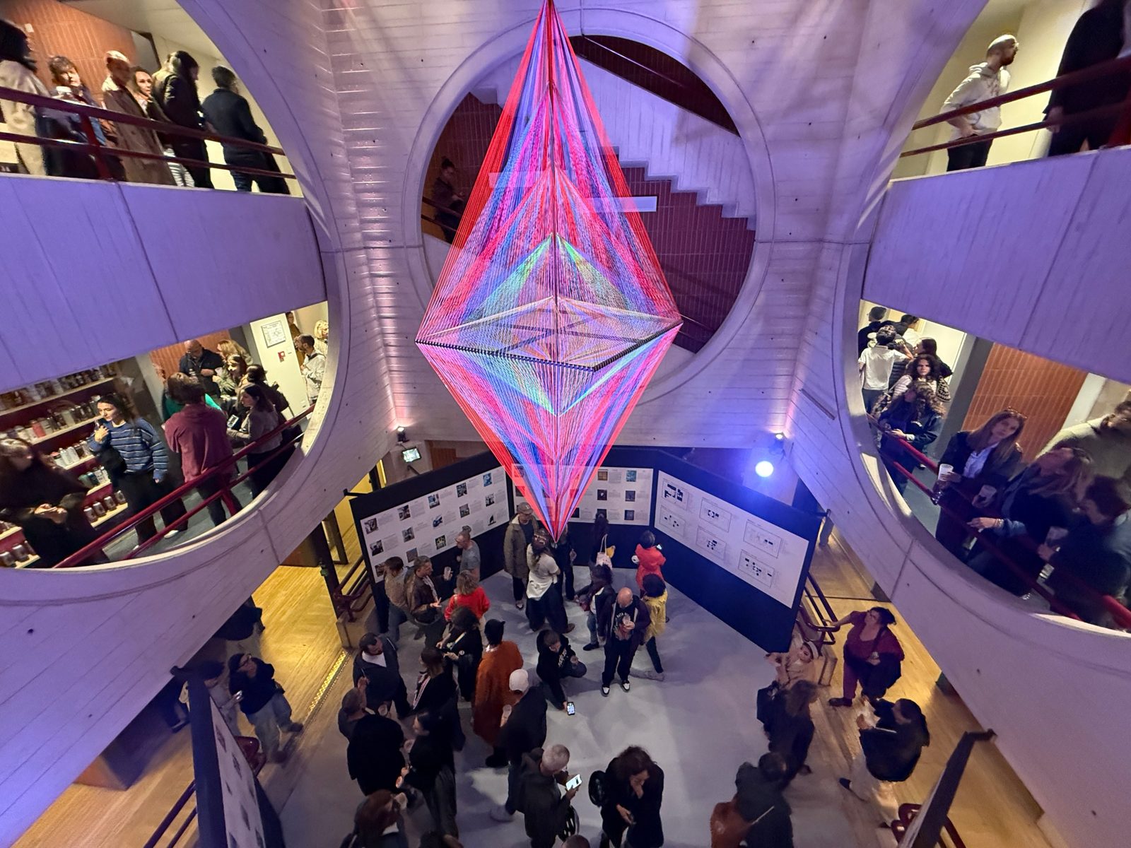 Atrium et installation suspendue pendant une soirée à Layup
