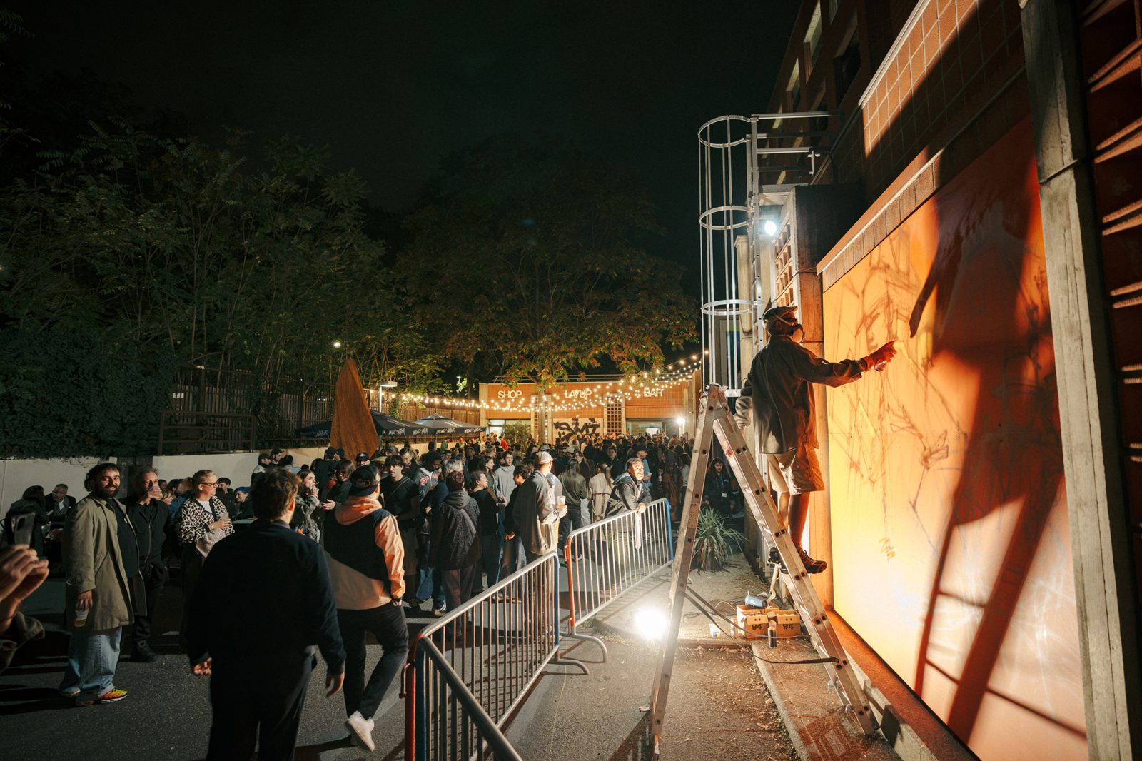 Live painting graffiti sur le parvis pendant une soirée Layup