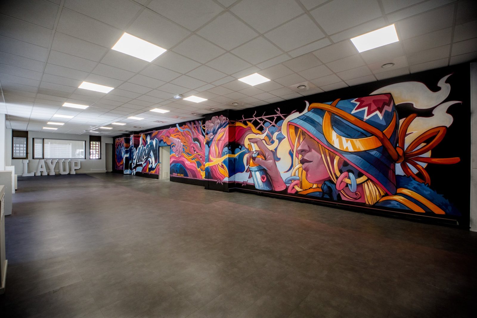 Salle événementielle de Layup avec fresque monumentale, de plain-pied avec la terrasse
