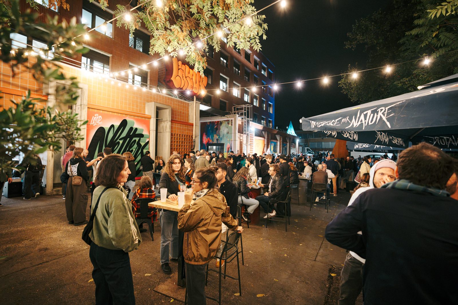 Terrasse guinguette et fresques le soir à Layup Toulouse